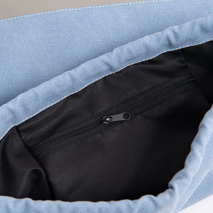 Kleine Reißverschlusstasche, die in dem Rucksackbeutel "Dog Mum" eingenäht ist