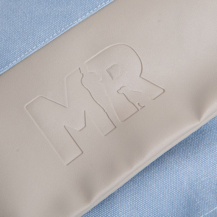 Fokus auf dem eingeprägtem Martin Rütter Logo auf dem Rucksackbeutel "Dog Mum"