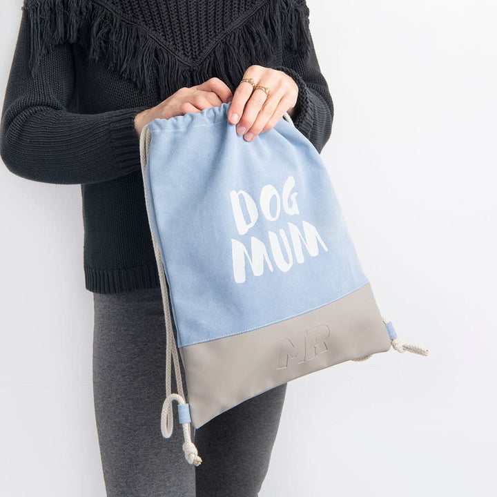 Frau trägt den Rucksackbeutel "Dog Mum" in der Farbkombination Denim/Hellgrau in den Händen