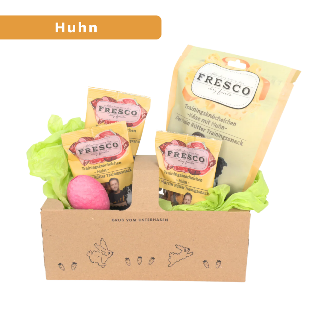 osterkoerbchen_mit_straussenei_und-fressco_snacks_huhn_himbeere