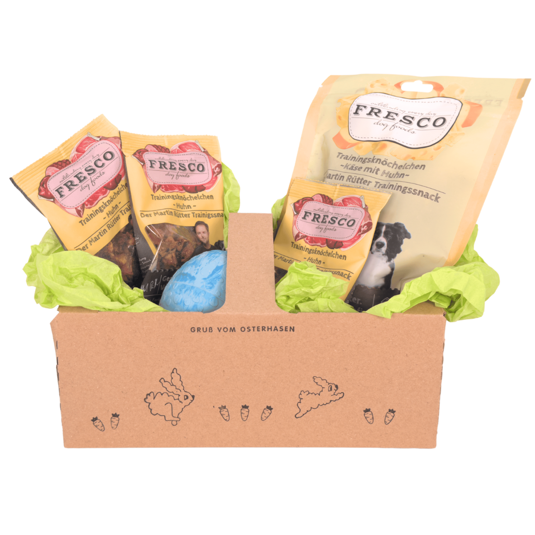 osterkoerbchen_mit_straussenei_und-fressco_snacks_huhn_aqua