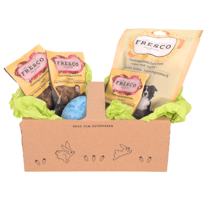 osterkoerbchen_mit_straussenei_und-fressco_snacks_huhn_aqua