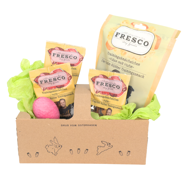 osterkoerbchen_mit_straussenei_und-fressco_snacks_huhn_himbeere