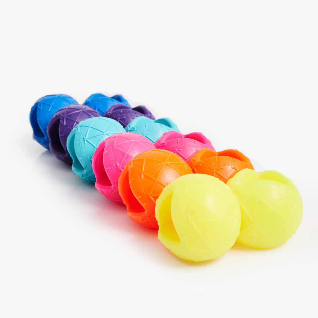 Dynamischer Spielball MOBY in allen sechs Farben parallel zueinander aufgereiht 