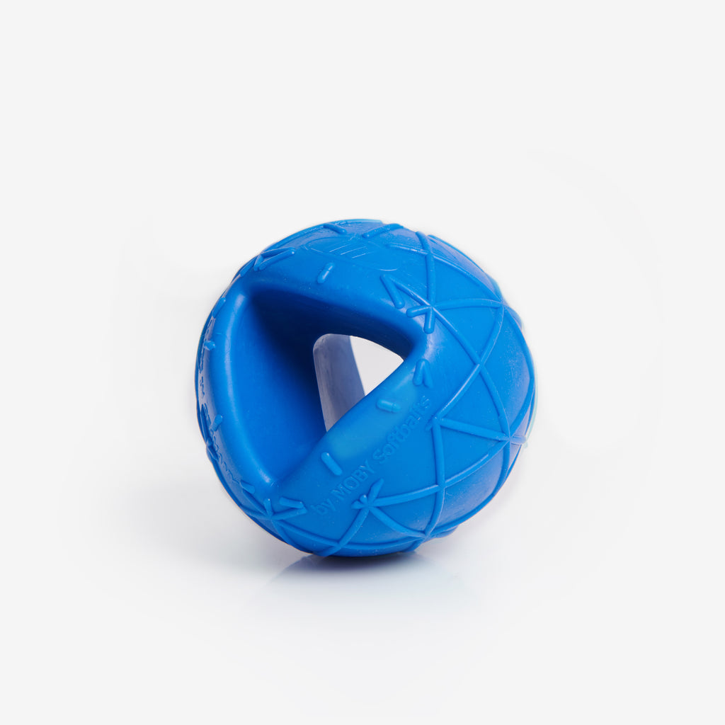 Hundeball MOBY - dynamischer Spielball – in der Farbe Ocean Blue mit asymmetrischer Form