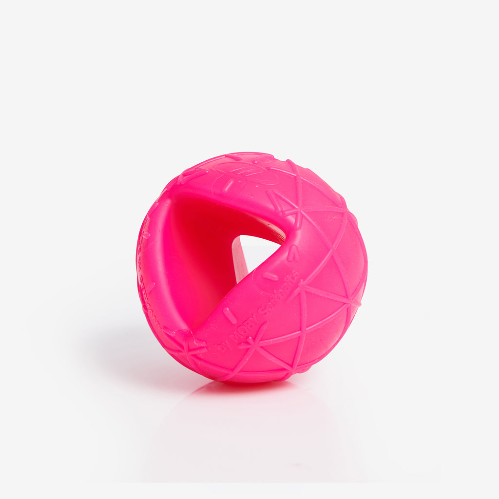 Hundeball MOBY - dynamischer Spielball – in der Farbe Pink mit asymmetrischer Form 