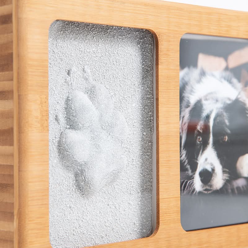 Fertiger Pfotenabdruck im Bambus Rahmen mit Bild von Martin Rütters Hündin Emma 