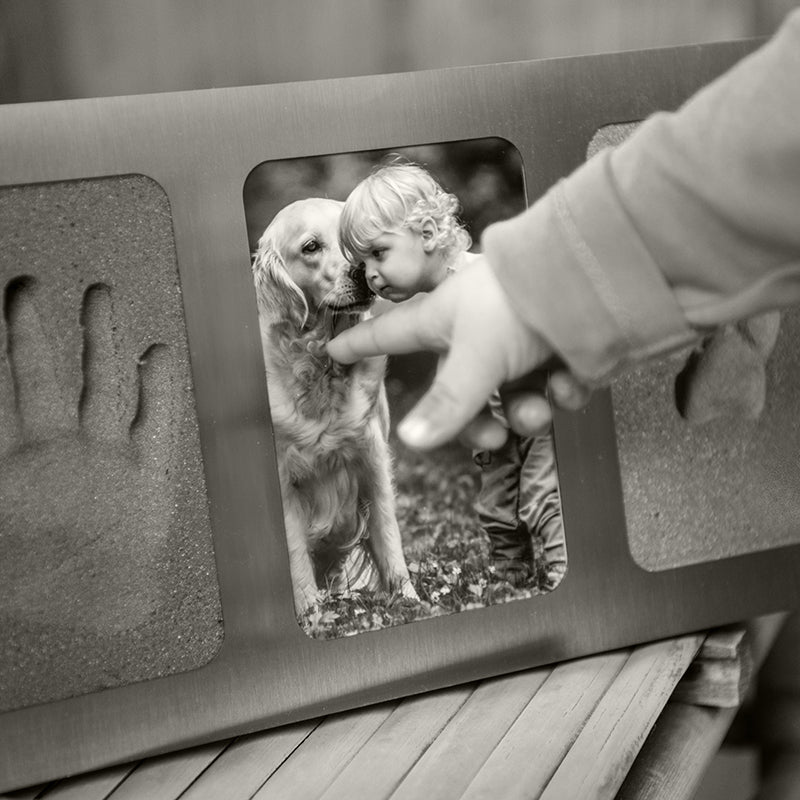 Kind zeigt auf Formschaum Rahmen und erinnert sich an ihren Hund 