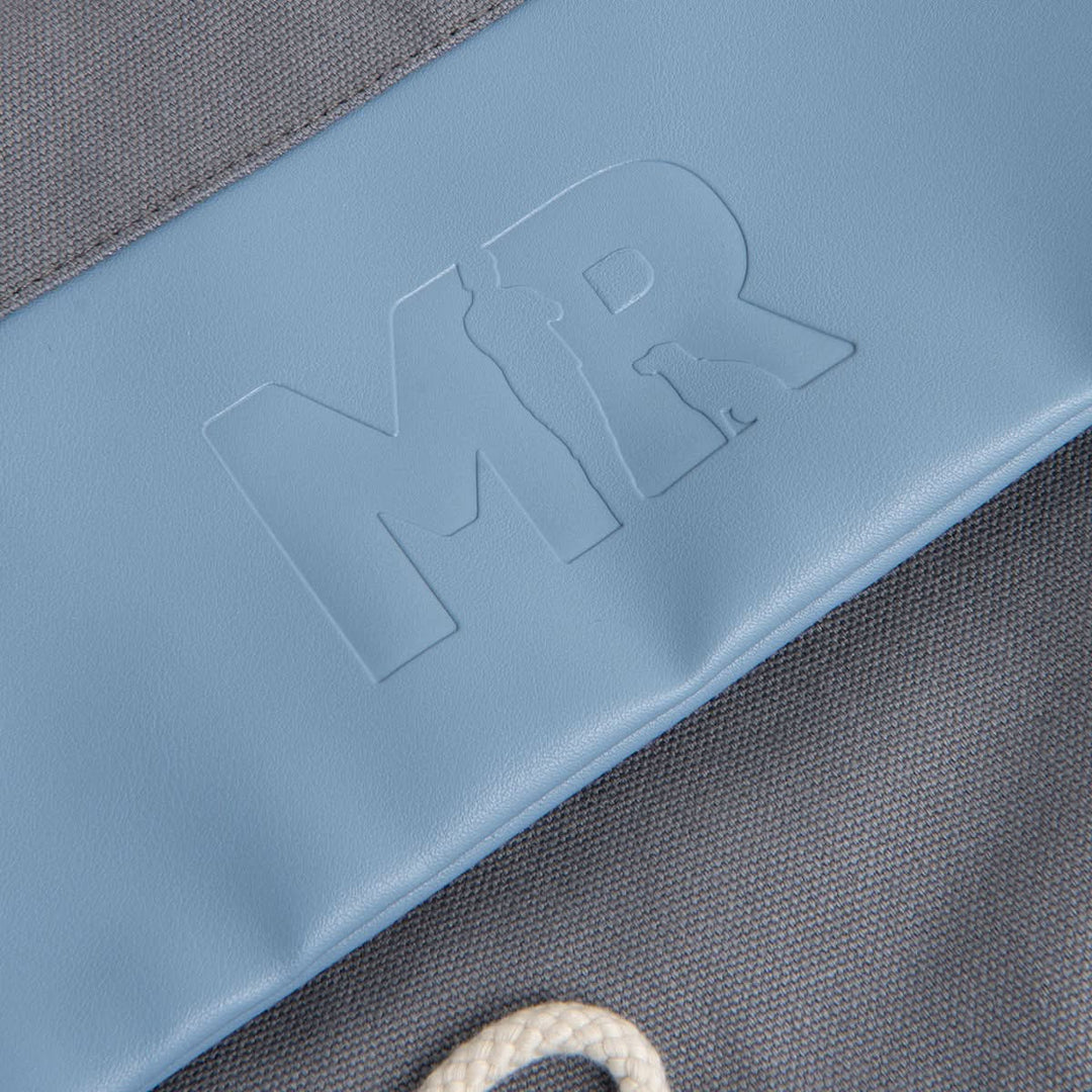 Fokus auf dem eingeprägtem Martin Rütter Logo auf dem Rucksackbeutel "Glitter"
