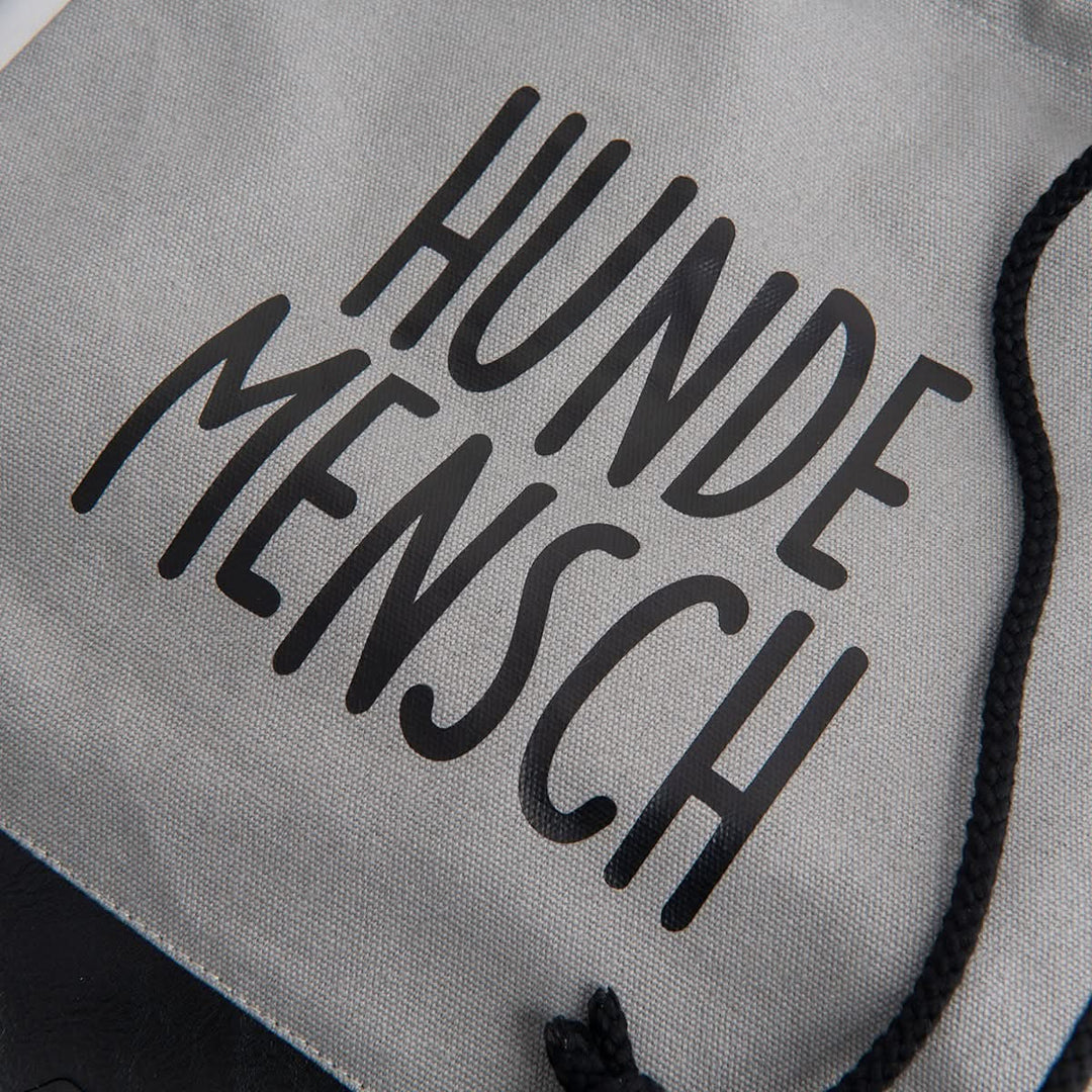 Fokus auf dem oberen Teil des Rucksackbeutels aus 100% Canvas mit dem schwarzen Aufdruck "Hundemensch" 