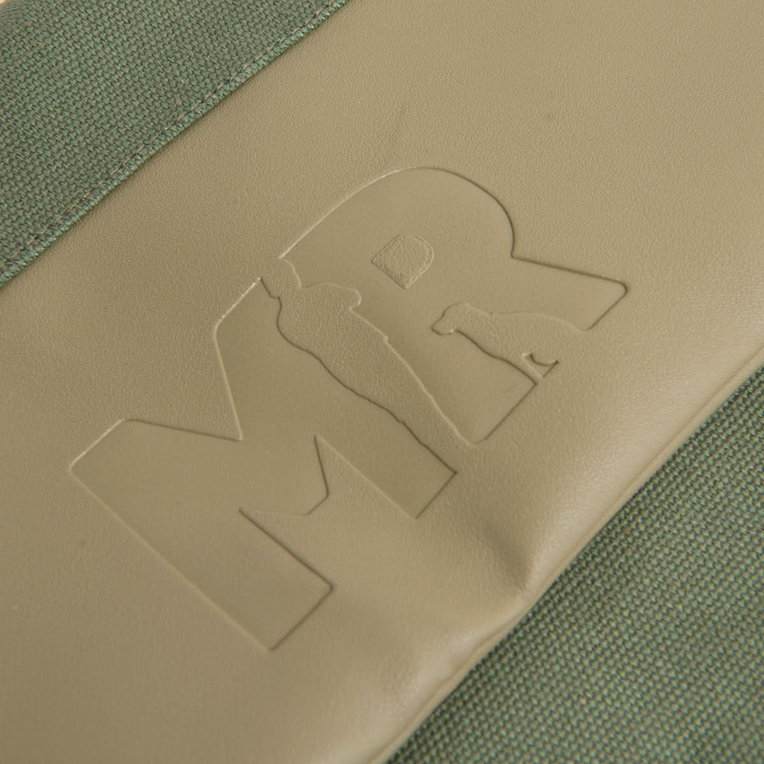 Fokus auf dem eingeprägten Martin Rütter Logo auf dem unteren Bereich des Rucksackbeutels aus Kunstleder in Khaki 