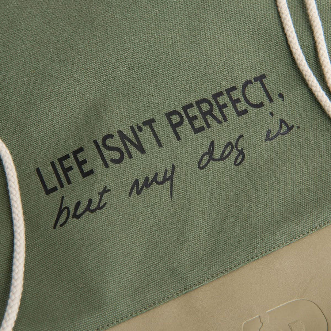 Fokus auf dem oberen Teil des Rucksackbeutels aus 100% Canvas mit dem schwarzen Aufdruck "LIFE ISN’T PERFECT, but my dog is.“
